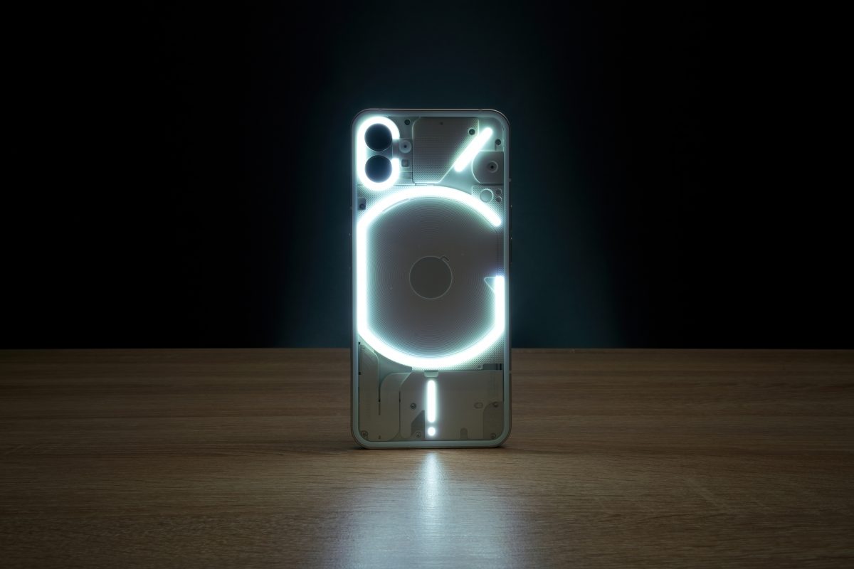 Nothing Phone(2a)の実物らしき写真がリーク。やはり背面デュアルカメラは横並び？