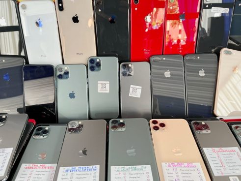 32台のApple Watchと36台のiPhoneを身体に巻き付けた密輸犯が逮捕！ タイヤにSDカード1万枚以上を詰め込んだ男も摘発