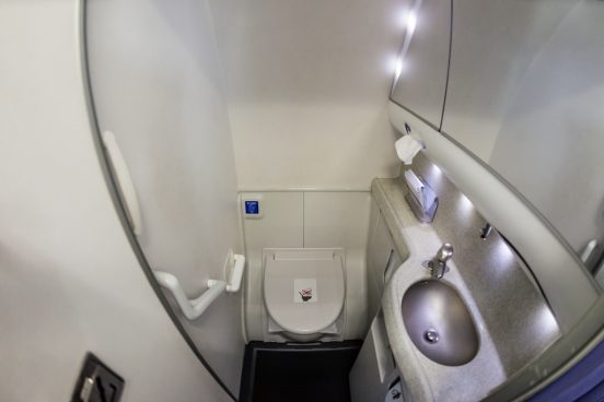 米男性、飛行機のトイレに行って戻らなくなる。一体何が起きた？
