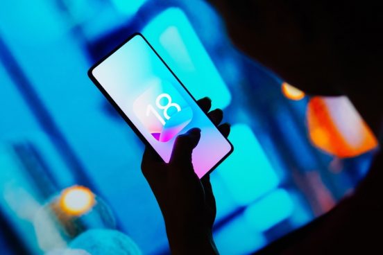 「iOS 18」、アップル独自の生成AIチャットボットの搭載を断念か