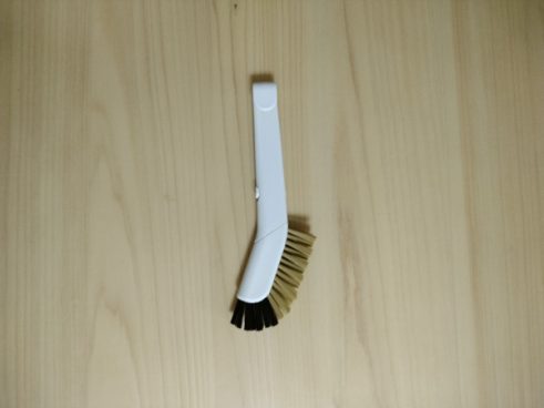 調理後すぐのフライパンにも使えるキッチンブラシ「油汚れもしっかり落とせるキッチンブラシ」