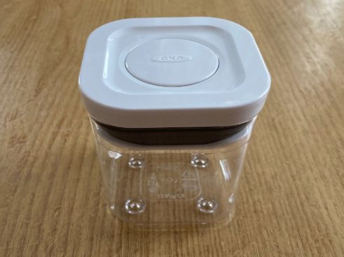 ナッツや香辛料入れにいかが？ 見せる収納が叶うオクソーのスクープ付きミニコンテナ