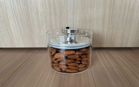 逆さまにしても漏れないぐらいに強力密封！ 汁物でも安心な「空気を抜ける保存容器」