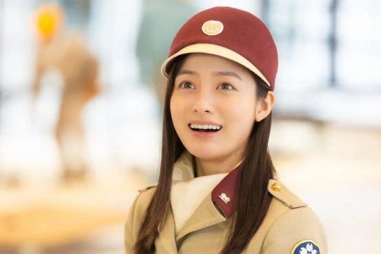 橋本環奈主演『万博の太陽』場面写真が先行公開「太陽の塔」前のコンパニオン集合写真、ポニテ、振り袖など“昭和レトロ”な11カット
