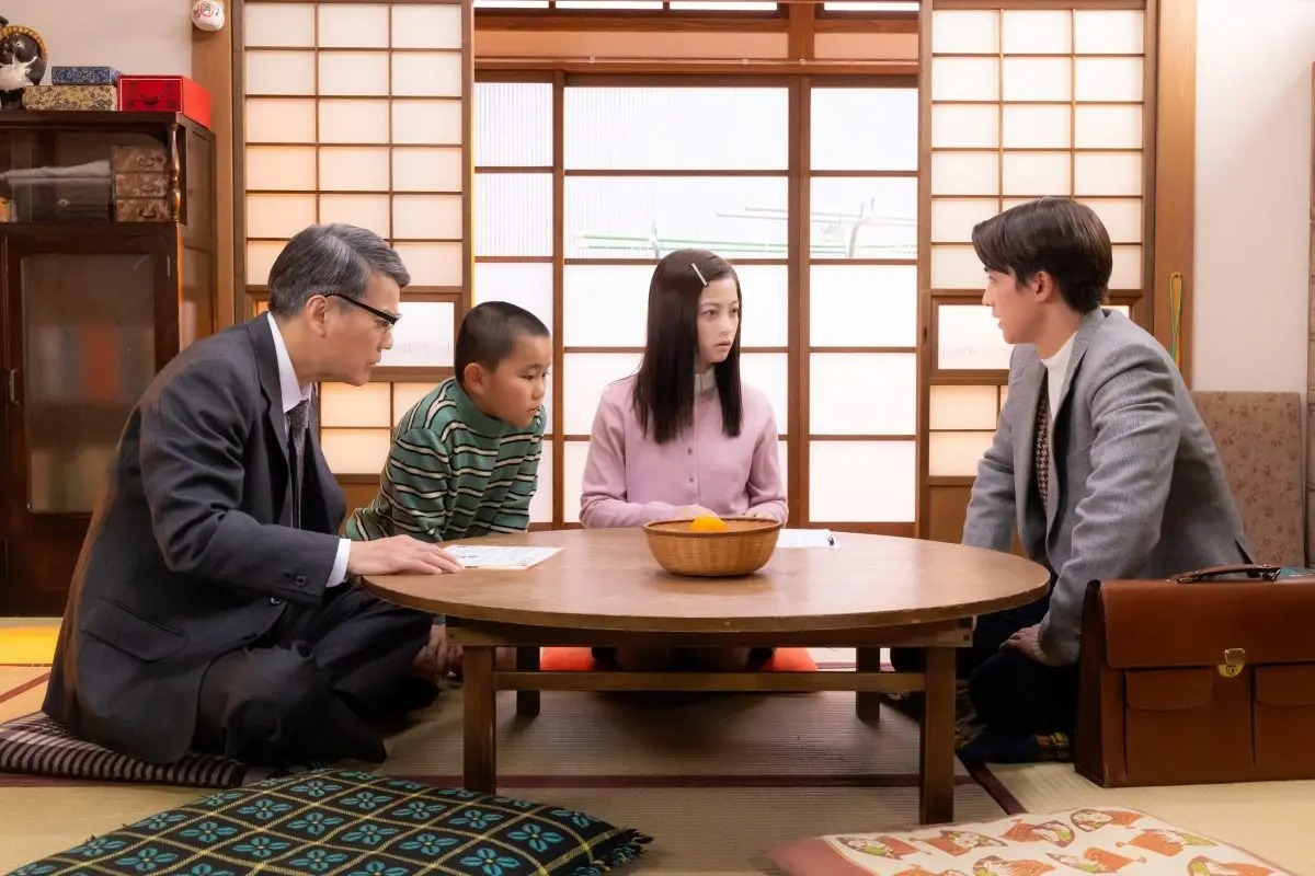 橋本環奈主演『万博の太陽』昭和を緻密に再現した“レトロかわいい”セット公開　当時の大阪万博コンパニオンがエキストラ出演