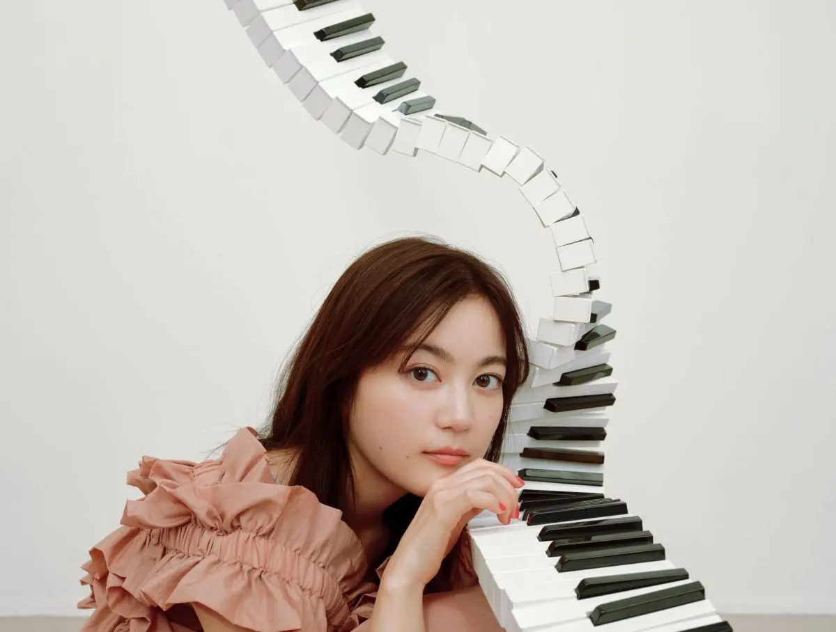 生田絵梨花が初めて作詞・作曲を手掛けた「No one compares」が『日経ニュース プラス9』エンディングテーマに決定