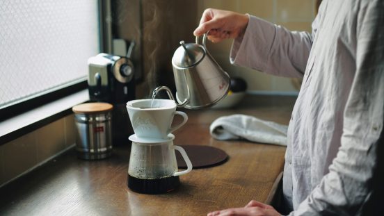 ブランド伝統の1つ穴方式と、日本の伝統磁器「波佐見焼」を採用！ 一点のごまかしのきかない無地・無着色「波佐見焼コーヒーフィルター」