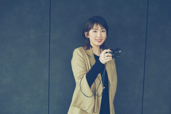 舞台『蒲田行進曲』でヒロインを演じる日比美思が語る、つかこうへい作品に懸ける思いと、愛用するカメラ「そのときの自分の気持ちを写したいんです」