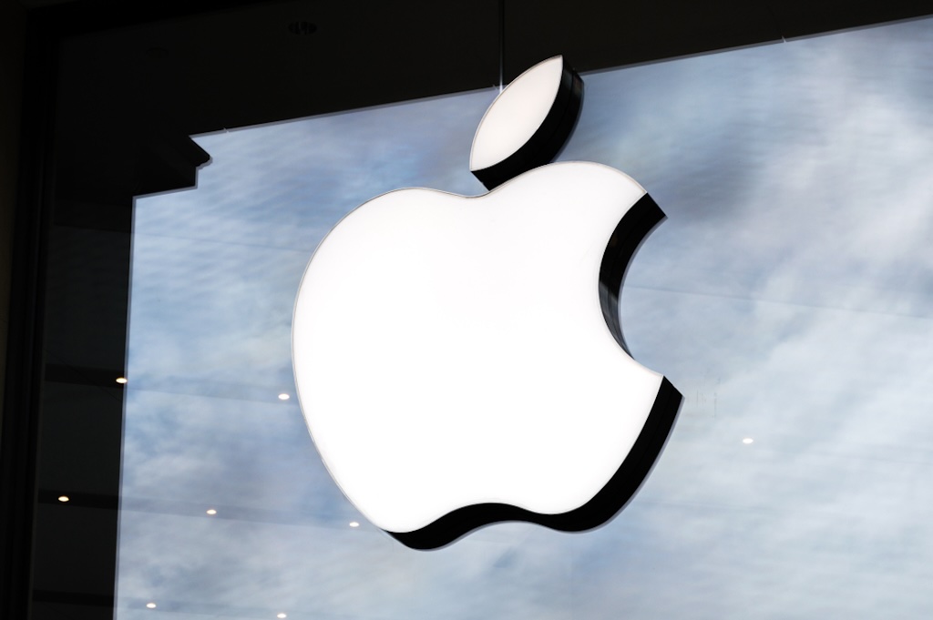 アップル、まさかiPhoneを折りたたむのを諦めた!?