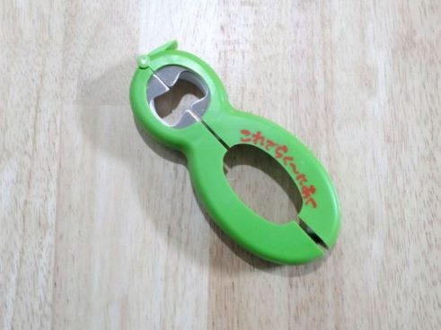 1つで5役のオープナー！ 力入らずで色々なものが開けられる「これでらく～にあく」