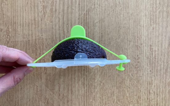 切った果物や野菜の断面に密着して保存！ ディノスの斬新なカットホルダー