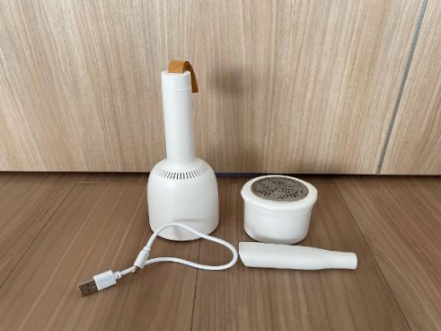 吊るせる掃除機!? 毛玉取り器にもなる可愛い見た目の卓上掃除機