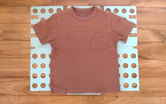 洋服がキレイに畳めない！ そんなお悩みも「洋服がカンタンにたためるボード」で一発解消