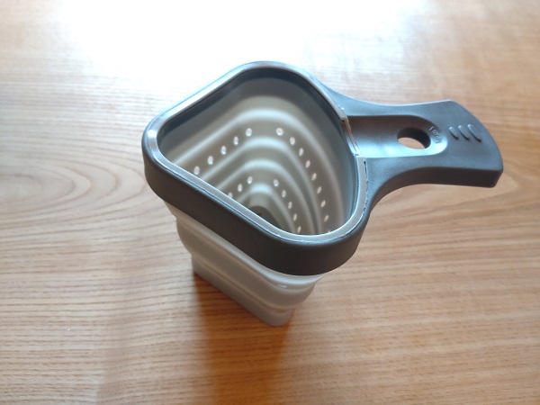 かさばるザルは折りたたんでコンパクトに！ パスタスケールもついた「折りたたみ式シリコンストレーナー」