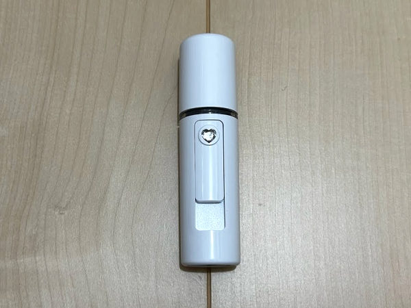 小さくてもしっかりミスト！ 手軽に使える「携帯用フェイススチーマー」