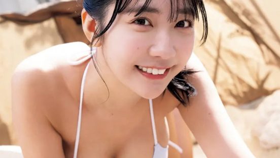 #2i2・天羽希純が「BOMB」初登場で初表紙！ライトブルーの紐ビキニ姿で美バスト披露【独占カット】