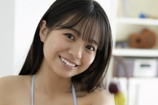 ミスマガ審査員特別賞・加藤綾乃がパステルブルーのビキニで青春グラビア披露『BOMB Love Special 2024 #1』【独占カット】