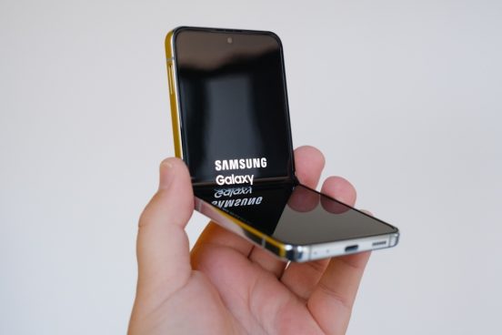 次期「Galaxy Z Flip6」、超薄型ガラスの改良で折りたたみ画面のシワが目立たない!?