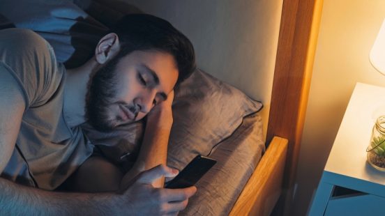 もうやめておけ。「寝る前のSNS」で悪夢を見やすくなることが判明