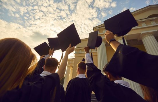 学生が思わず椅子から立ち上がった…。米大学の卒業式でCEOが贈ったプレゼントとは？
