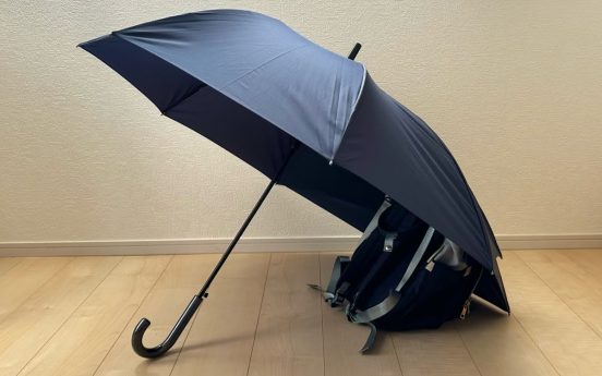 背中のリュックを雨からガード！ ヒラキで見つけた「伸びる傘」