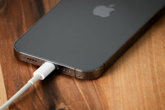 次期「iPhone 16」標準モデル、バッテリーの画像が流出！ 金属製ケースになる可能性大
