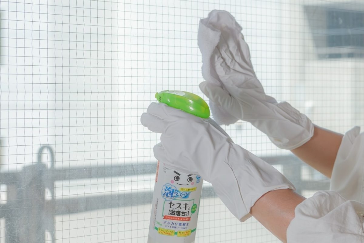 梅雨時こそ窓掃除！家事のプロが教える、マンションで隣近所に迷惑をかけないベランダ掃除術