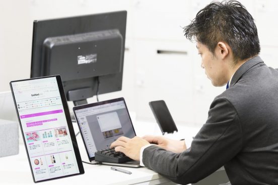 人とは一味違った風景で仕事＆プライベートを過ごせるPFUのモバイルディスプレイ