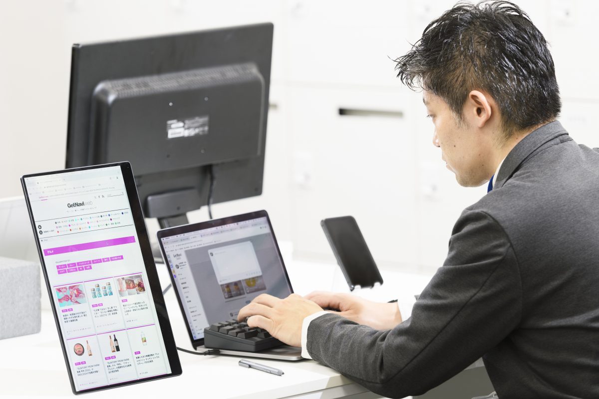 人とは一味違った風景で仕事＆プライベートを過ごせるPFUのモバイルディスプレイ