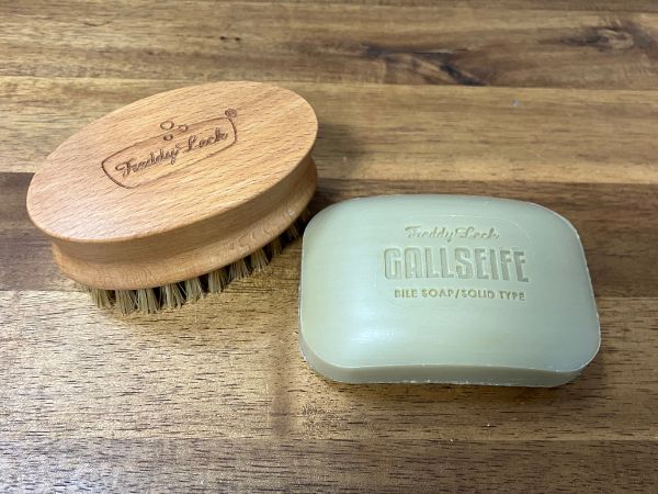 ドイツ発のシミ抜き用石けん「ガルザイフェ」がすごい！ 豚毛ランドリーブラシセットでさらに効果アップ！