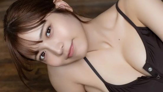黒嵜菜々子が茶髪＆ビキニ姿で艶めく色白美デコルテ披露【独占カット】