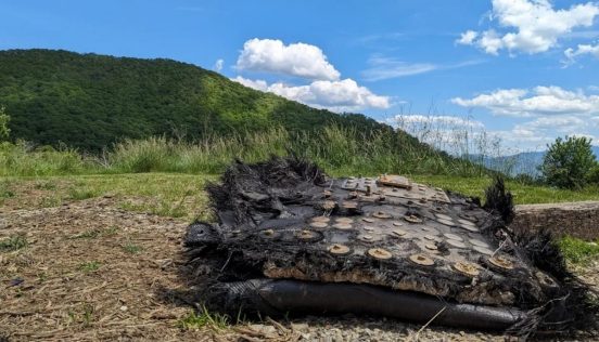 計算ミス？ スペースX宇宙船の一部が米の遊歩道に落下