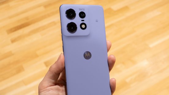 19分で充電終わるのすごすぎ！ しかも8万円切りのプレミアムスマホ「Motorola edge 50 pro」