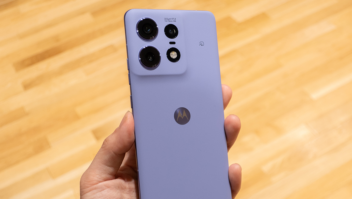 19分で充電終わるのすごすぎ！ しかも8万円切りのプレミアムスマホ「Motorola edge 50 pro」