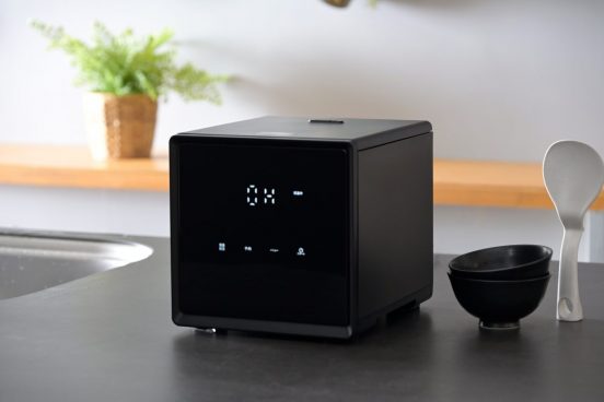 炊飯器なのにキューブ型!?  低温調理もできる山善「キューブ型マイコンジャー炊飯器」新発売