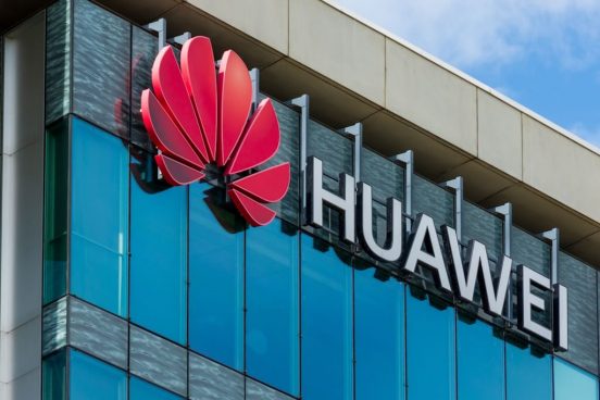 ファーウェイ、世界初「三つ折りスマホ」を発売!? ライバルのはるか先を行く技術とは？