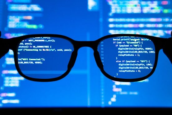 Google、Gemini搭載の「AIメガネ」を共同開発？ まさかのパートナーが浮上