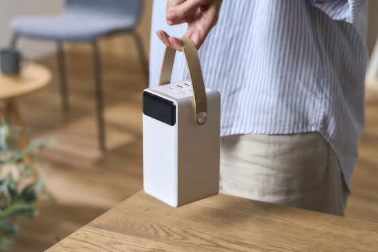 マグボトルサイズのライト付き電源出た！ アイリスオーヤマ、約2万円の「バッテリーステーション」発売