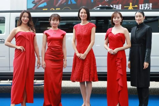 松下奈緒、セレブ妻たちの“ギラドロ”バトルを目力で圧倒「このドラマはまばたきをしたら負け」『スカイキャッスル』