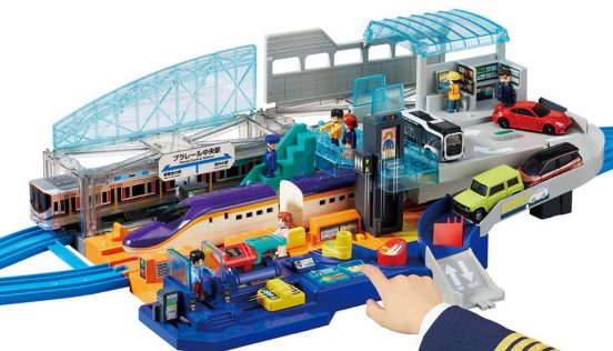 顔認証改札にAI 音声案内まで！ 65周年のプラレールに登場した“大型駅”が最新技術てんこもりで大人の“鉄”もビックリのクオリティ