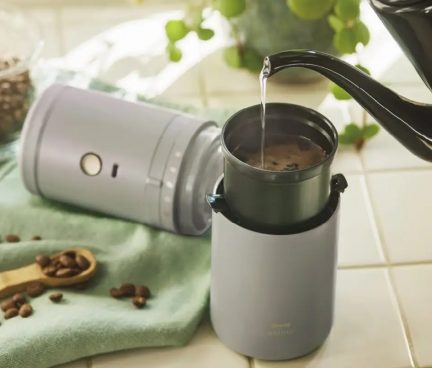 どこでも本格的な一杯が楽しめる！コンパクトなBRUNO「パーソナル電動ミルコーヒーメーカー」登場