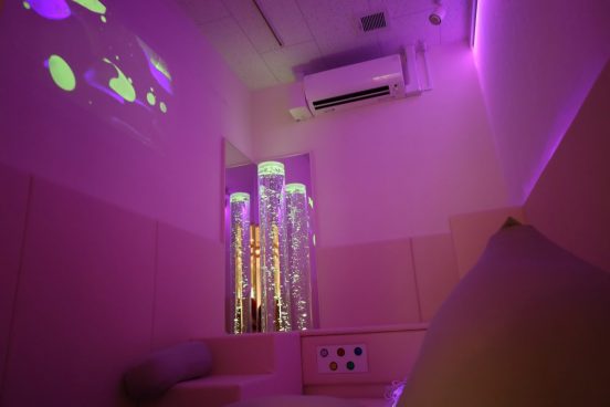誰しもが自分自身を解放できる空間「センサリールーム」が、病に苦しむ子どもと家族にひとときの癒しを届ける