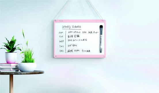 シンプルでインテリアになじむ！ プラスより「小型壁掛けホワイトボード やわらかフレーム」発売