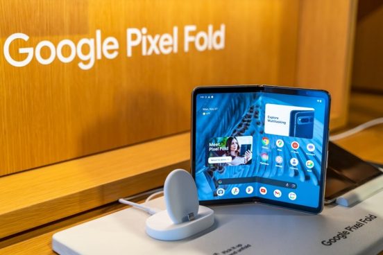 Googleストアから消えた初代「Pixel Fold」、復活の可能性は？
