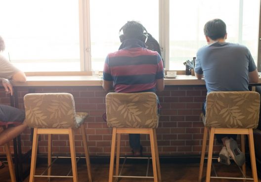 ドリンク1杯でカフェに滞在できるのは何分まで？ 欧米人の答えは…