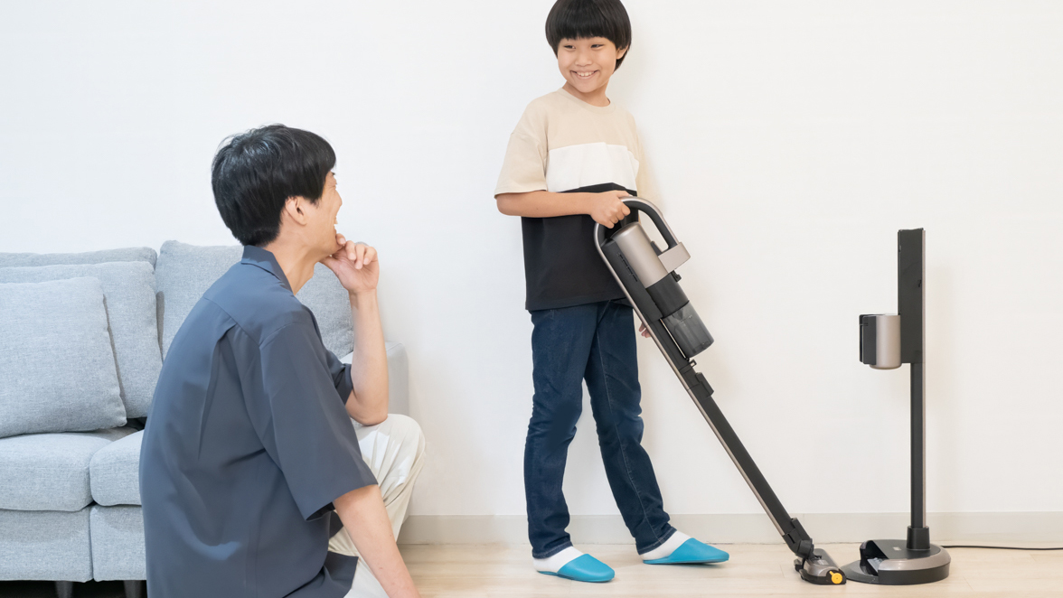 「家族で掃除したくなる工夫」が満載！ 三菱コードレススティッククリーナーが気持ちまでスッキリさせる秘密