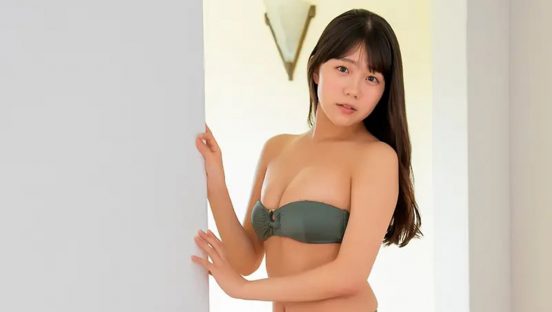 STU48工藤理子、チューブトップビキニ姿で美ボディ披露【独占カット】