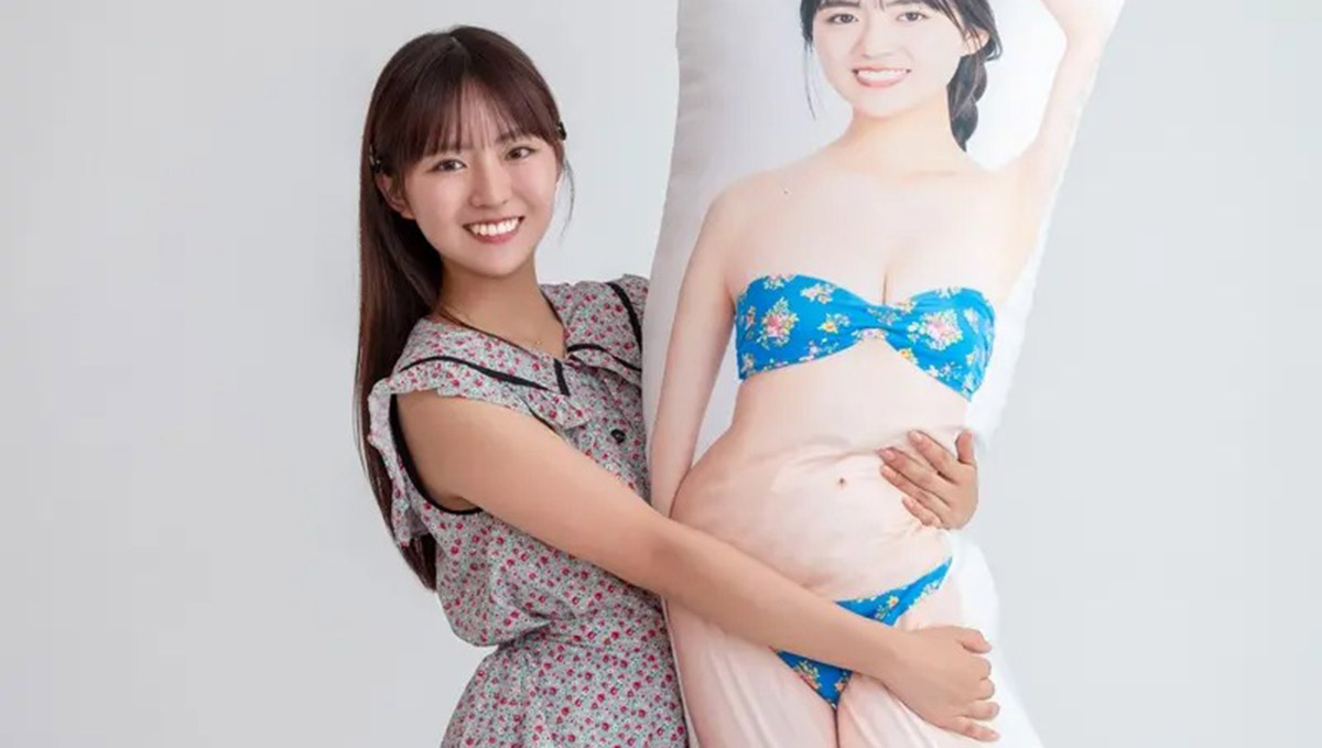豊田ルナ、初の等身大抱き枕カバー発売「想像以上の迫力」水着姿を両面にデザイン、衣装違いで3種類