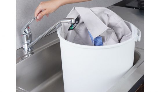 1万円台でミニ洗濯機はいかが？ 作業着を丸ごと洗える、サンコーの「バケツランドリー2」