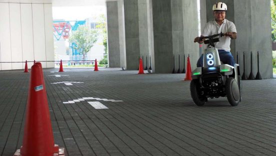 免許返納後の「高齢者の足」となれるか？ 16歳以上なら免許なしで乗れるglafitの四輪車試乗レポート